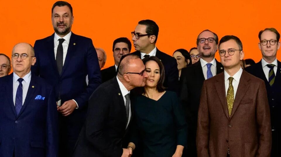 Croatian minister kisses German foreign minister