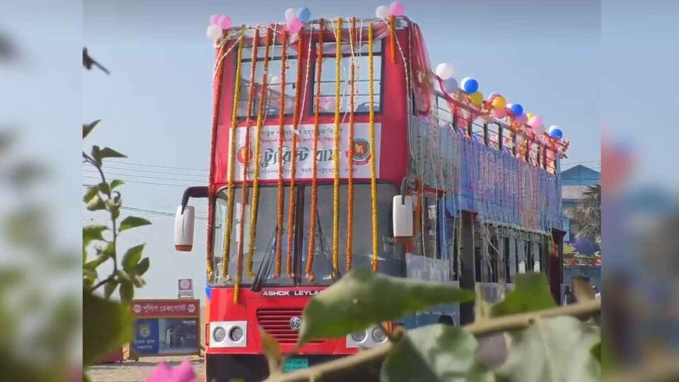 কক্সবাজার-টেকনাফ মেরিন ড্রাইভ সড়কে পর্যটকদের জন্যে প্রথমবারের মতো যাত্রা শুরু হয়েছে ছাদখোলা ট্যুরিস্ট বাসের।