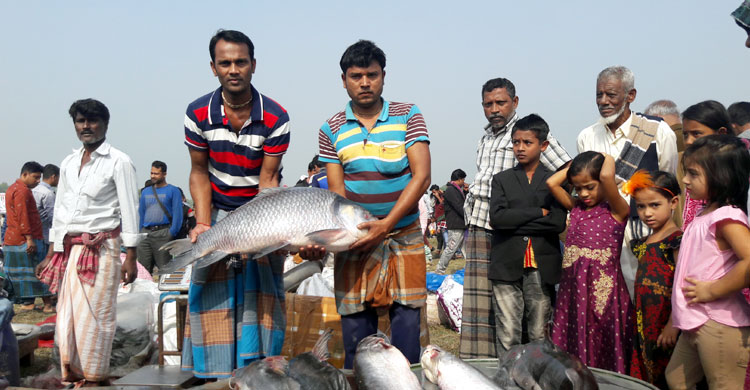 ঐতিহ্যবাহী বিনিরাইলের মাছের মেলা।