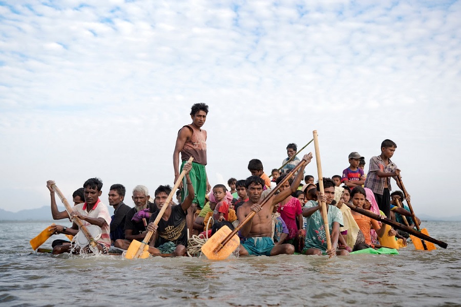 বাংলাদেশে প্রবেশের আশায় মিয়ানমারের শত শত রোহিঙ্গা নাফ নদীতে