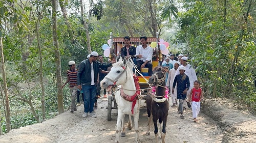 এক মসজিদে ৩৫ বছর, সুসজ্জিত ঘোড়ার গাড়িতে ইমামকে বিদায়